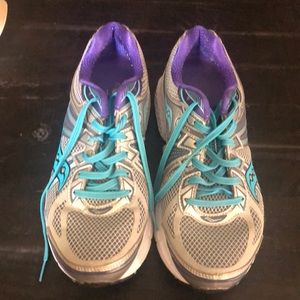 Say only Power Grip athletic shoes size 10.